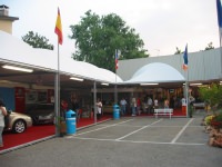 Stand espositivi con moquette rossa posata sopra la pavimentazione autozavorrant